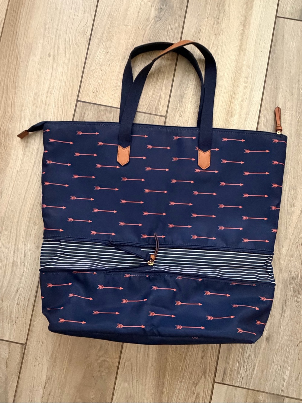 Stella & Dot Daytripper Expandable Tote + Complementing Hideaway Pouch - Picture 5 of 10